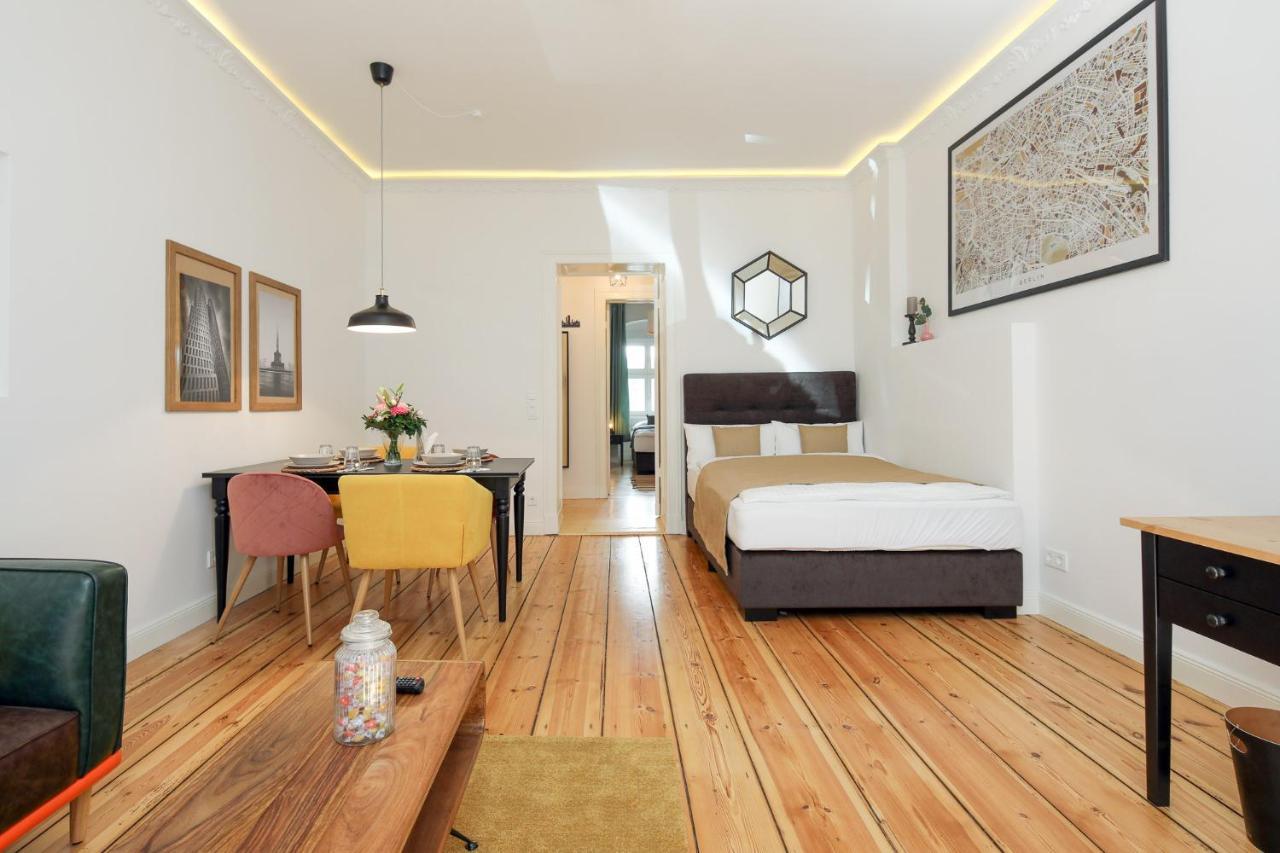 4 Personen Altbau Apartment Nahe Kurfuerstendamm - Romeo & Julia Berlino Esterno foto